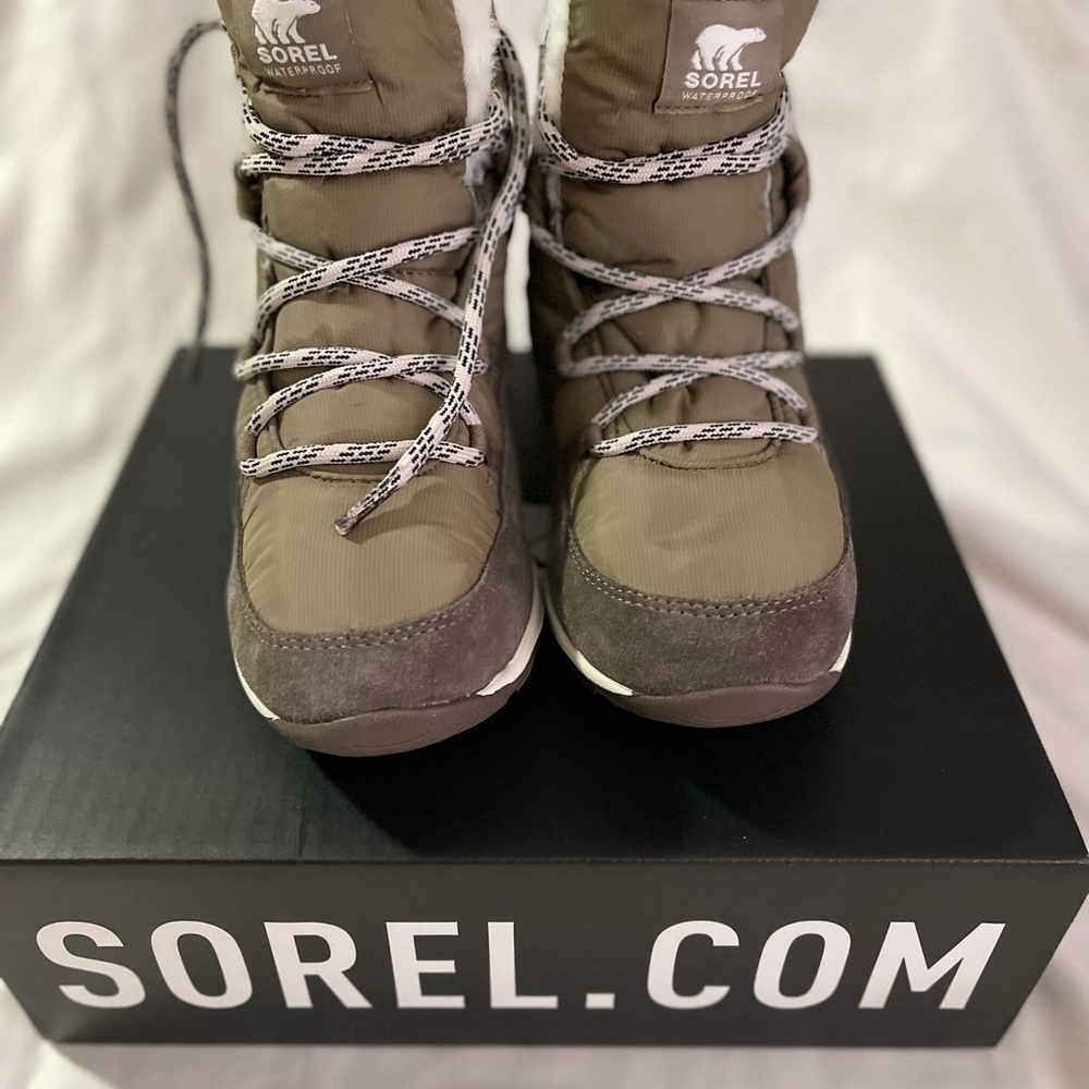 Sorel Whitney Flurry Boots. Size 8